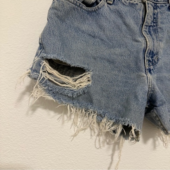 Tommy Hilfiger Vintage Distressed Cut Off Denim Shorts Light Wash Size 31 Waist - Picture 3 of 10